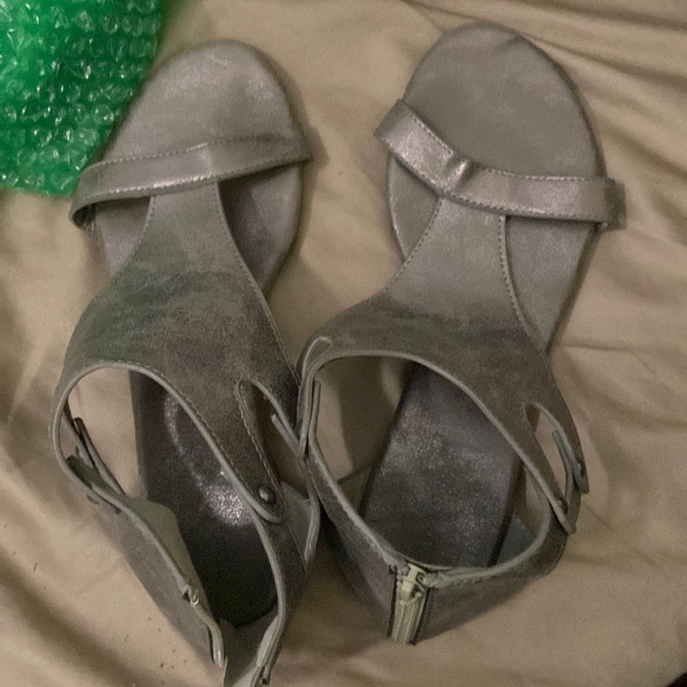 Pierre Dumas size 8 1/2 gray sparkly sandals.